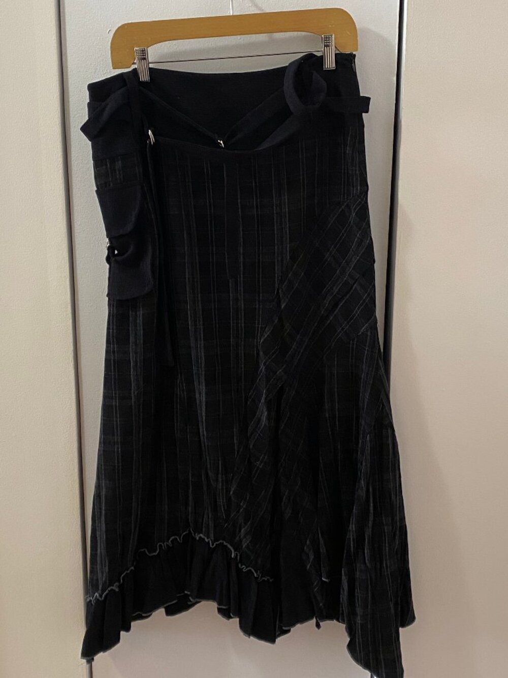Y2K midi skirt with pockets. M. Black corduroy